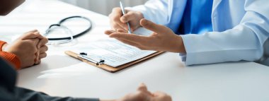 Çift, kısmen hamilelik planlaması için hastanede jinekologla doğum danışmanlığına gidiyor. Sevgi dolu karı koca doktor randevusunda birbirlerine destek oluyorlar. Panorama Katı