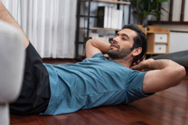 Atletik vücut ve aktif sporcu, sağlıklı vücut çalışma yaşam tarzı konsepti olarak neşeli ev egzersizlerinde kas kazanma egzersizi yapmak için mobilyaları kullanıyor..