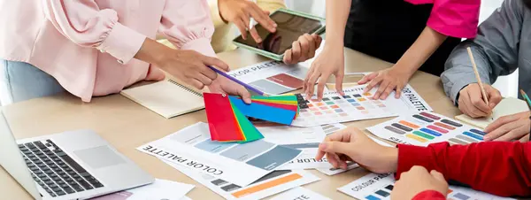 Immagine Ritagliata Interior Designer Professionista Discutere Materiale Colore Con Suoi — Foto Stock