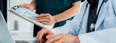 Hastane masasında birlikte çalışan ve tıbbi tedavi planlayan profesyonel tıbbi ekip. Takım çalışması başarılı hastalıklara ve hastalıklara yol açar. Panorama Katı