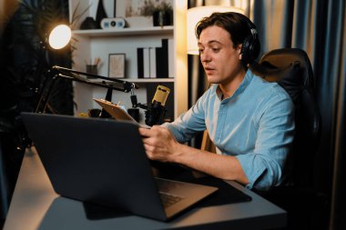 Akıllı yayıncının sunucu kanalı, canlı sosyal medyada canlı yayında konuşma programı ile birlikte modern stüdyoda, kayıt cihazıyla dinleyiciye senaryo okumaktadır. Bireysel.