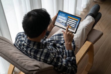 Online uçuş rezervasyon sitesi mod rezervasyon sistemi sağlar. Seyahat teknolojisi kavramı .