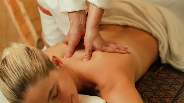 Mulher Branca Bonita Tendo Massagem Nas Costas Frente Armário Sauna — Fotografia de Stock