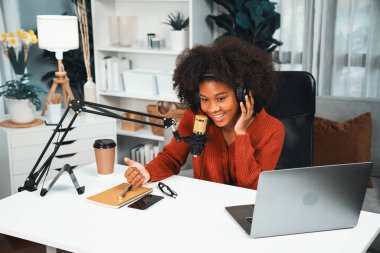 Güzel Afrikalı kadın sunucu kanalı çevrimiçi yayın yoluyla konuşuyor pazarlama öğretiyor, dinleyicileri canlı ya da çevrimiçi. İş yerindeki herhangi bir yer kavramı. Tatlandırıcı.