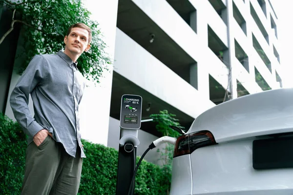 Young Man Travel Electric Car Charging Green Sustainable City Outdoor — Stock Photo, Image