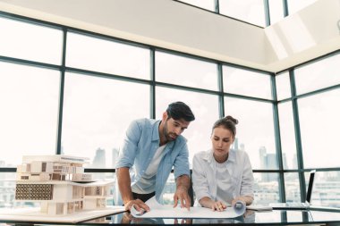 Mesleki çeşitlilik gösteren mühendis takımı ev modelini tasarlamak için birlikte çalışıyor. Bir grup başarılı iş adamı ev yapısını tartışıyor ve beyin fırtınası yapıyorlar. İnşaat mühendisliği. İzleme.