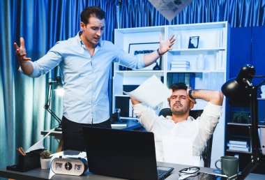 İş ortakları ciddi proje işiyle ilgili sorun hakkında tartışıyorlar. Sözleşme kağıtlarını havaya atıyorlar. Kağıt üzerinde tüm sorunları çözmek için yeni ürün hataları tartışması. Satılabilir.