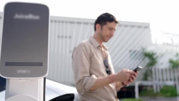 Slow Motion Man Använder Smartphone Betala För Offentliga Bil Laddningsstation — Stockvideo