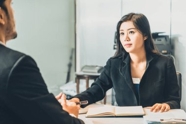 İnsan kaynakları bölümünden bir iş kadını, özgeçmiş belgesini incelerken iş başvurusu için iş adamı adayıyla görüşme yapıyor. Çalışanların işe alım konsepti. uds