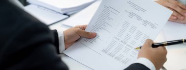 Kurumsal muhasebeci ekibi vergi iadelerini hesaplamak ve en yüksek seviyeye çıkarmak için hesap makinesi kullanır ve finansal veri raporuna dayanarak finansal performansı artırır. Panorama 'daki modern muhasebe. Kurnaz.