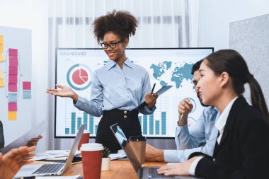 Genç Afrikalı iş kadını modern toplantıda TV ekranında veri analizi paneli sunuyor. Bir grup iş adamıyla konferans odasında iş sunumu. Uyum