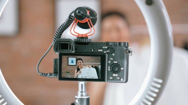 Arka görünüm, kamera ekranında kadın nüfuzunu gizler. Video görüntüleme, video görüntüleme, giysi, sosyal medya ya da blog. Canlı yayın için canlı stüdyo ışıklandırması olan kız canlı yayın pazarlama kaydı