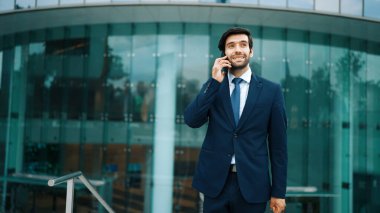 Kafkasyalı yetenekli bir proje yöneticisi. Bulanık geçmişiyle şehirde yürürken telefonla konuşuyor. Akıllı telefon kullanan yetenekli bir işadamı bulanık geçmişi olan bir proje yöneticisiyle konuşuyor. Sevinçli..