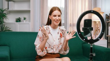 Kadın Etkilenen Vlog video görüntülerini canlı yayınlıyor Makyaj primi sosyal medya veya blog. Kozmetik stüdyosu ışıklandırmalı mutlu genç kız çevrimiçi pazarlama oturumu yayını için..