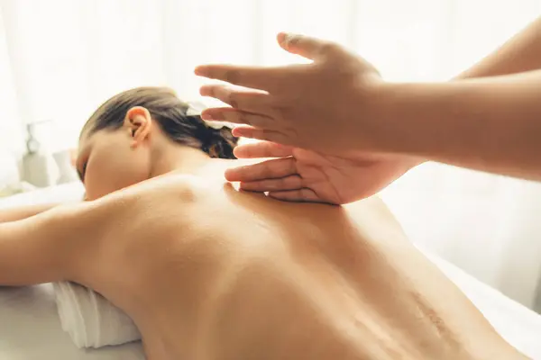 Grosse Cliente Profitant Massage Spa Relaxant Stress Dorlotant Avec Des — Photo