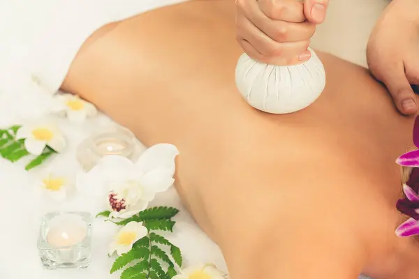 Närbild Heta Växtbaserade Boll Spa Massage Kroppsbehandling Massör Försiktigt Komprimerar — Stockfoto