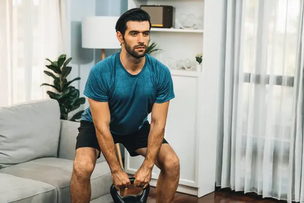 Atletisch Lichaam Actieve Sportieve Man Doet Squat Met Kettlebell Gewicht — Stockfoto