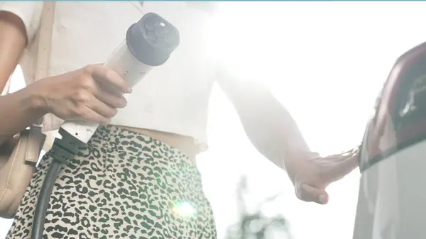 Słoneczne Podświetlenie Rozjaśnia Młodą Kobietę Podróżować Ładowania Samochodów Elektrycznych Zielonym — Zdjęcie stockowe