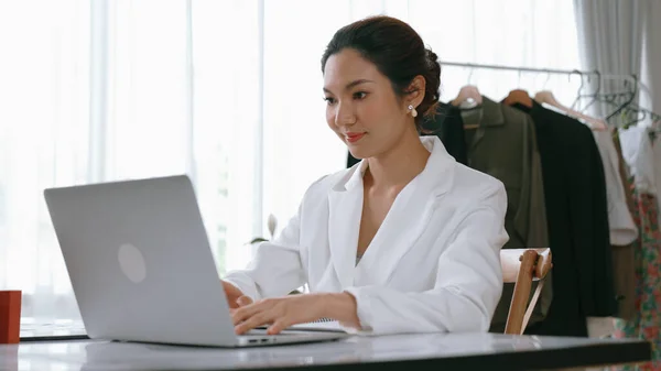 Молодая Деловая Женщина Сидит Рабочем Столе Используя Ноутбук Создания Интернет — стоковое фото