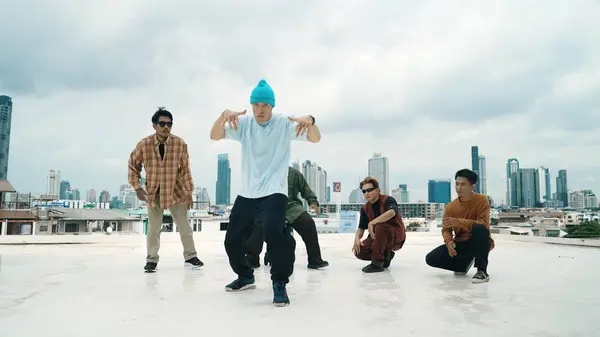 Professioneel Breakdance Team Oefent Boy Dans Terwijl Multiculturele Vrienden Het — Stockfoto