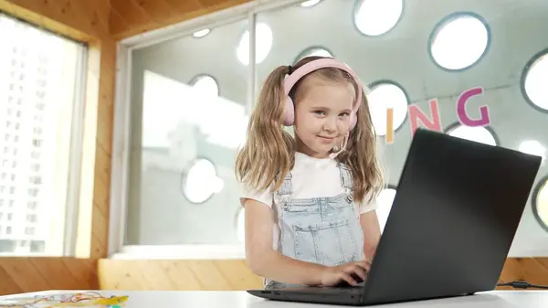 Little Młoda Słodka Dziewczyna Pomocą Laptopa Pracy Lub Gry Student — Zdjęcie stockowe