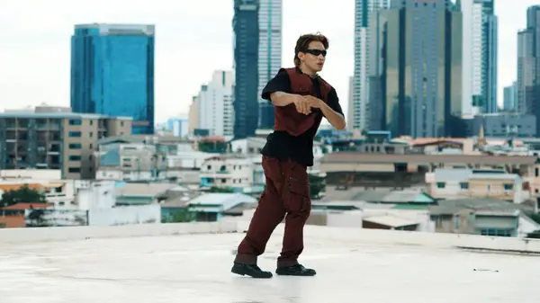 专业的亚洲霹雳舞蹈家在屋顶上练习男孩跳舞 多文化的朋友在屋顶上跳舞 年轻的现代舞蹈团在跳嘻哈舞 2024年户外运动 奋斗者 — 图库照片
