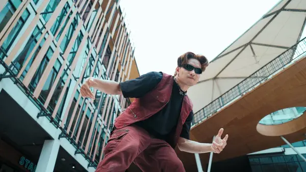 Låg Vinkel Asiatisk Attraktiv Hipster Posera Vid Kameran Omger Köpcentret — Stockfoto