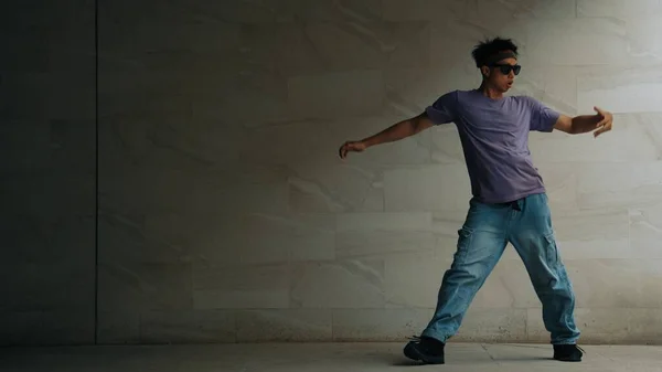 Bailarín Callejero Inteligente Experto Practica Movimiento Boy Edificio Con Fondo —  Fotos de Stock