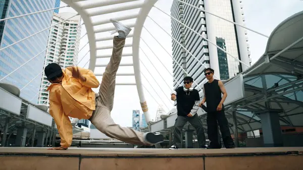 プロのストリートダンサーのグループが応援しながら アジアのヒップスターは低角度のカメラを持つ人々に囲まれた街でフリースタイルの足跡を行います ブレイクダンスコンセプト アウトドアスポーツ 2024 スプライトリー — ストック写真