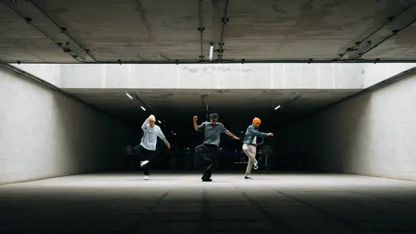 Panorama Plano Grupo Hipster Danza Juntos Mientras Realizan Boy Danza — Foto de Stock