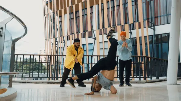 Hip Hop Danza Gruppo Break Dance Mentre Amico Multiculturale Circondato — Foto Stock