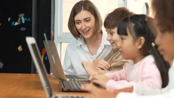 Profesora Inteligente Que Enseña Busca Estudiantes Usando Laptop Aula Instructor — Foto de Stock