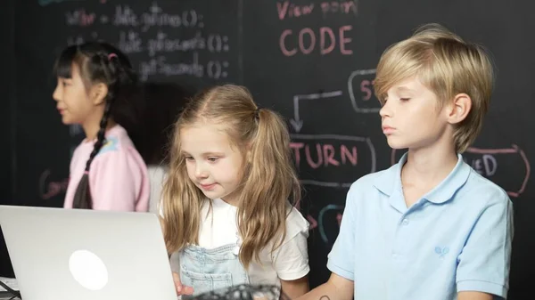 Inteligentna Dziewczyna Pomocą Laptopa Programowania Kodu Inżynierii Różnych Przyjaciół Tabeli — Zdjęcie stockowe