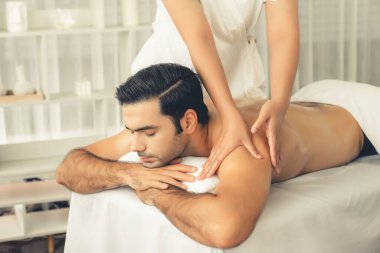 Kafkas erkek müşteri stres önleyici spa masajının keyfini çıkarıyor ve lüks otel veya oteldeki gündüz açık hava ortamında güzellik derisi eğlencesi ile şımartıyor. Sessiz.