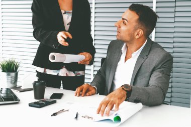 İş adamı yöneticisi, modern işyerinde çalışan iş kadınlarıyla görüşürken işleri kontrol ediyor. Kurumsal iş adamları konsepti. uds