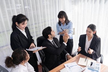 Bir grup mutlu iş adamı beşlik bir jest ve başarılı bir takım çalışması yapıyor. Çeşitli yarış bürosu çalışanları şirket ofisinde pazarlama planlamasında ilerleme kaydettikten sonra kutlama yapıyorlar. Çok titiz.