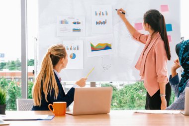 Çok kültürlü çalışma grubu. Farklı etnik kökenden iş kadınları, Kafkasyalı, Asyalı ve Araplardan oluşan bir ekip ofiste dizüstü bilgisayarla birlikte çalışıyor. Çok ırklı takım çalışması konsepti. uds