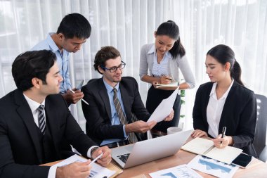 Modern ofis ortamında çalışan çeşitli etnik gruplardan çeşitli iş adamları. Üretken ve çok ırklı ofis çalışanları stratejik ticari pazarlama konusunda tartışmaya giriştiler. Çok titiz.