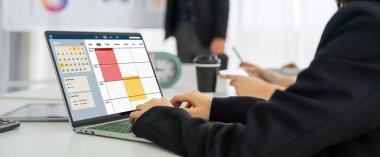 İnternet sitesindeki modish regrition için çevrimiçi aplikasyon rezervasyon takvimi