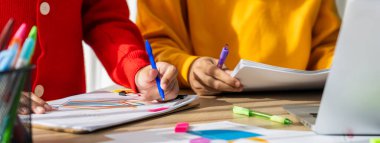 Şirket çalışanları birlikte çalışıyor, finansal veri raporları üzerine BI gösterge tablosunu analiz ediyor ve Panorama bayrağında ticari başarı için stratejik pazarlama planlıyor. Sinerjik