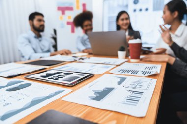 Ticari pazarlama göstergesi için BI Fintech teknolojisi tarafından iş verilerini analiz eden çeşitli iş adamlarının bulanık geçmişine sahip grafikleri ve grafikleri gösteren finansal panele odaklan. Uyum