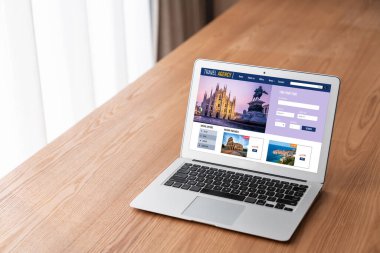 Model arama ve seyahat planlama için internet sitesi uçuş, otel ve tur rezervasyonları için anlaşma ve paket sunuyor