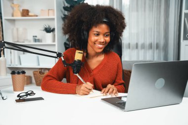 Güzel Afrikalı kadın sunucu kanalı çevrimiçi yayın yoluyla konuşuyor pazarlama öğretiyor, dinleyicileri canlı ya da çevrimiçi. İş yerindeki herhangi bir yer kavramı. Tatlandırıcı.