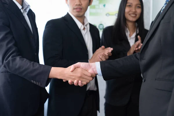 亚洲商人在会议室达成了成功的协议后握手 在公司里专业地握手和掌声 好奇怪 — 图库照片