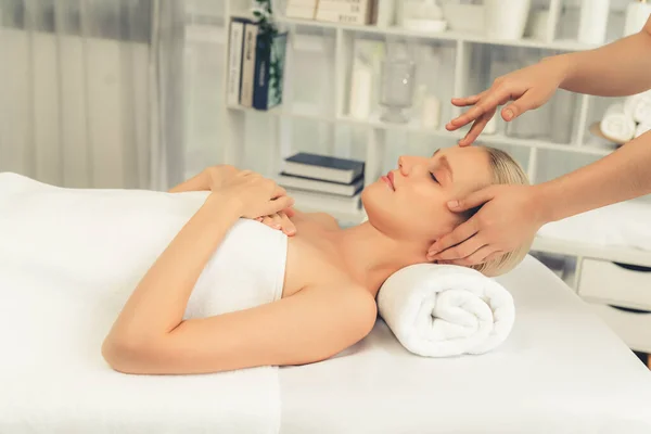 Biała Kobieta Ciesząca Się Relaksującym Antystresowym Masażem Głowy Rozpieszczającym Wypoczynkiem — Zdjęcie stockowe