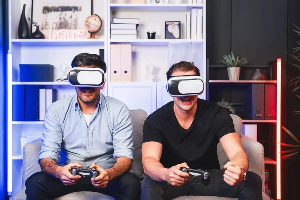 Kamarádi Kteří Hrají Videohry Pomocí Joysticku Virtuální Soupravy Virtuální Technologie — Stock fotografie
