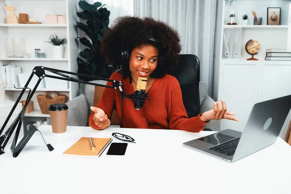 Host Channel Beautiful African Woman Influencer Talking New Listeners Broadcast — Stock Photo, Image