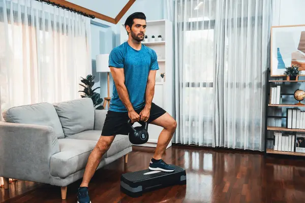 Atletisch Lichaam Actieve Sportieve Man Doet Squat Met Kettlebell Gewicht — Stockfoto
