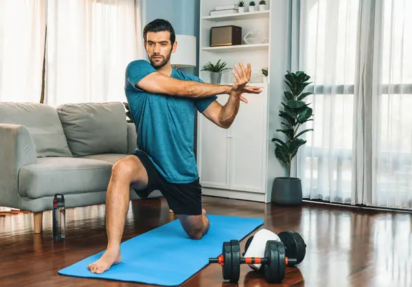 Atletische Sportieve Man Doen Warming Stretching Voor Thuis Lichaam Workout — Stockfoto