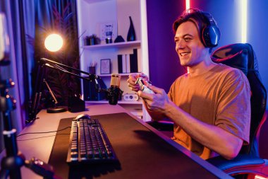 Kontrol kumandalı akıllı oyun flamasının tadını çıkarın. Modern teknoloji siber aydınlatma odasındaki yetenekli oyuncularla akıllı telefon reklamı üzerinden canlı yayın yapın. Bireysel.